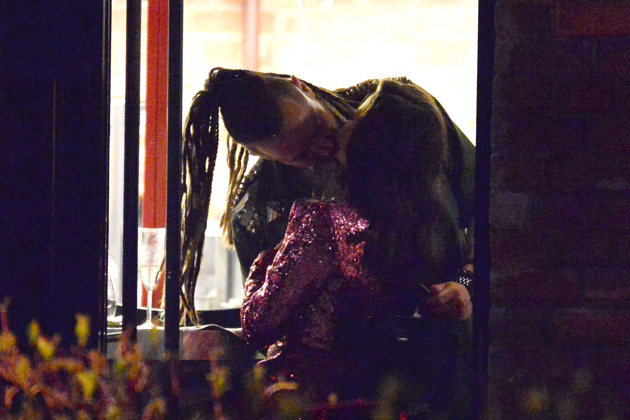 Julia Wieniawa i Baron całują się przy stole. Wszystko obserwowali paparazzi