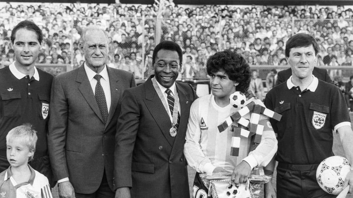 Zdjęcie okładkowe artykułu: PAP/EPA / STR B/W / Na zdjęciu: Pele i Diego Maradona