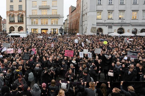 Protest przeciwko totalitaryzmowi w Warszawie. "Chcesz panować nad ludźmi - wystrasz ich, wskaż wroga"