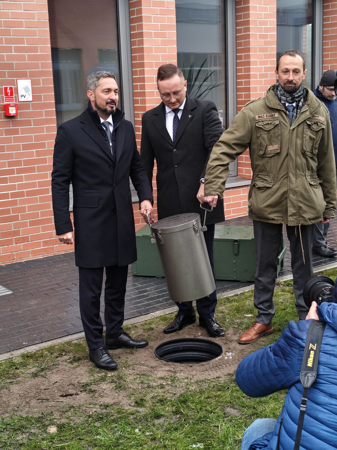 Uroczyste zakopanie kapsuły pamięci z planami MPS-a.