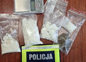 Posiadali narkotyki - dwóch mężczyzn zatrzymanych przez policjantów z Posterunku Policji w Pacynie