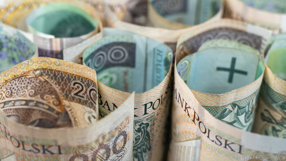 Wszyscy renciści i emeryci dostaną w kwietniu na konto "trzynastkę" w wysokości 1217,98 zł 