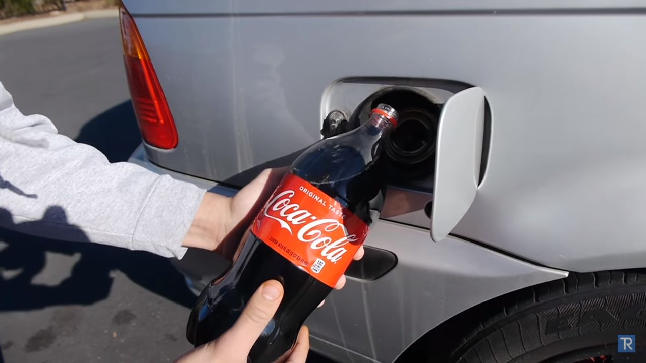 Cola zamiast benzyny. "Naukowy" eksperyment na wideo