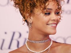 Rihanna - cała na różowo promuje swoje perfumy