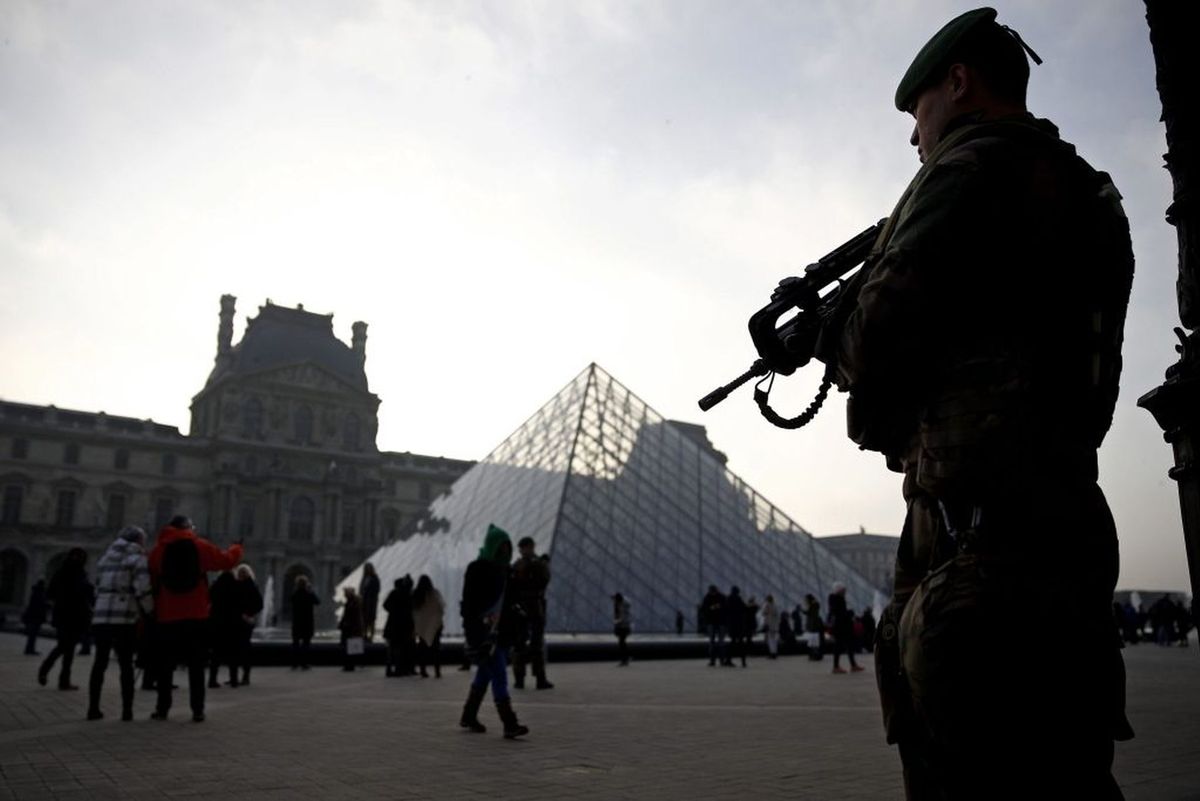 Atak nożownika w centrum Paryża. Napastnik mógł mieć związki z ISIS