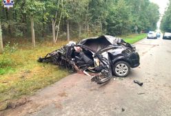 Opel uderzył w drzewo, kierowca wypadł z auta. 21-latek zginął na miejscu