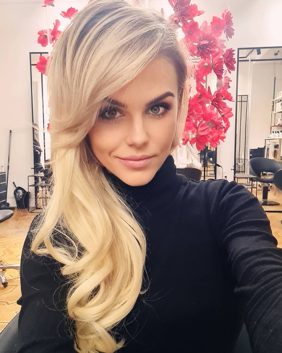 Marlena Muranowicz w długich blond włosach
