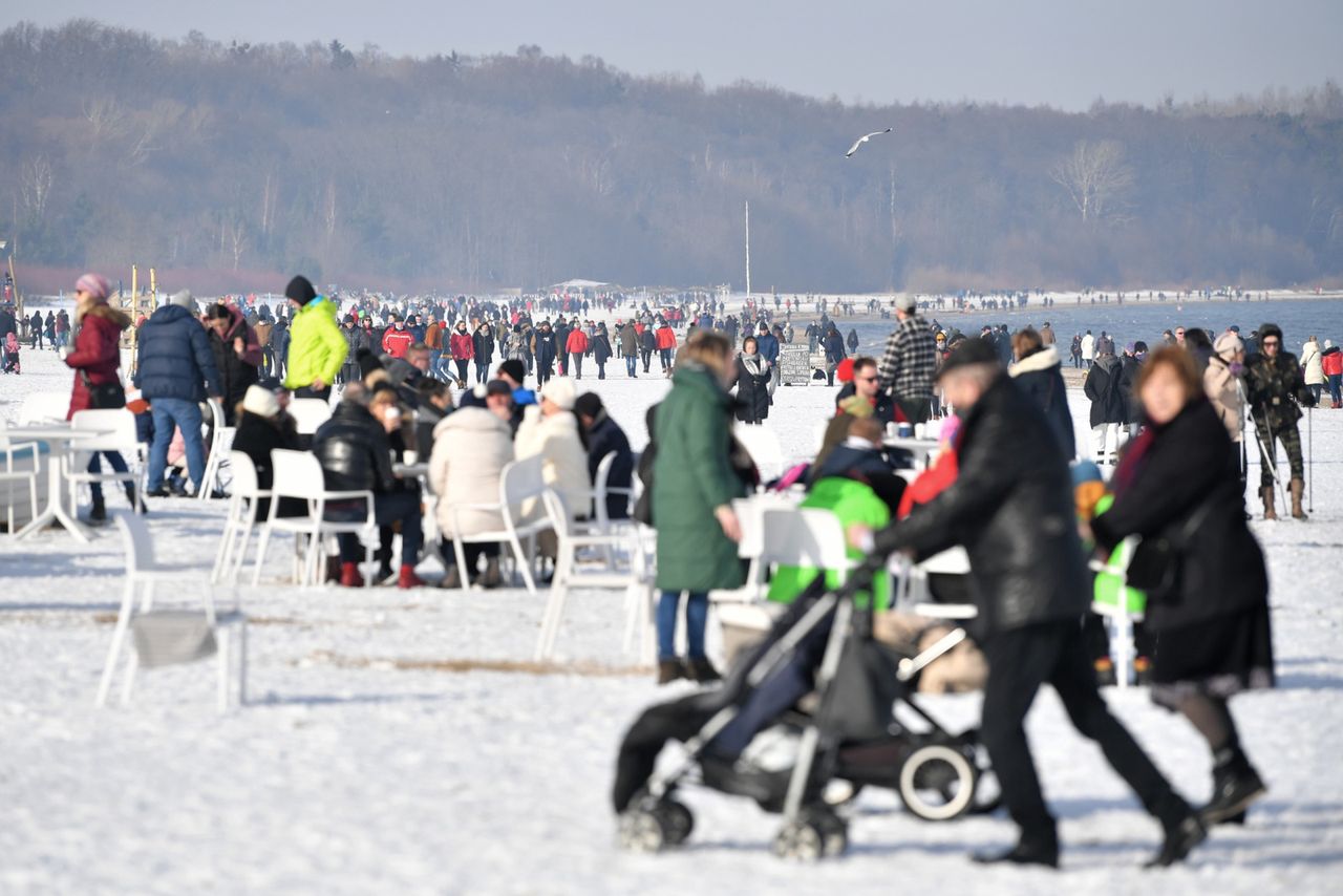 Spacerowicze na plaży w Sopocie w niedzielę, 21 lutego 2021 roku