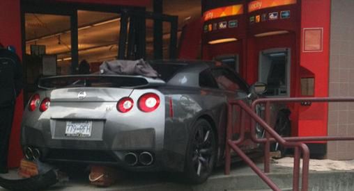 Nissan GT-R i napad na bank