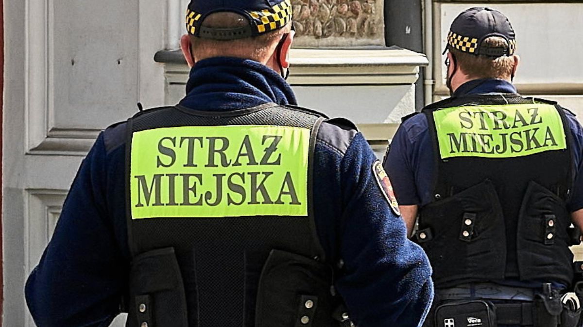 Straż Miejska w Krakowie reanimowała 50-latka (zdj. podgl.).