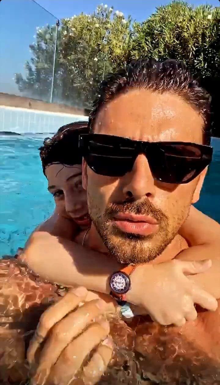 Michele Morrone bawi się z synem w basenie