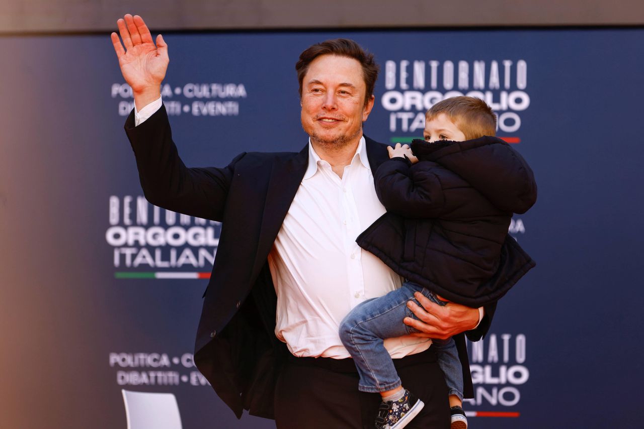 Elon Musk in Italy. They welcomed him as a "rock star".