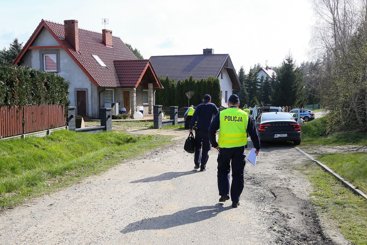 Zabiła dwie córki. Sąd zdecydował o jej losie. Na zdjęciu: policjanci przed domem, w którym doszło do tragedii