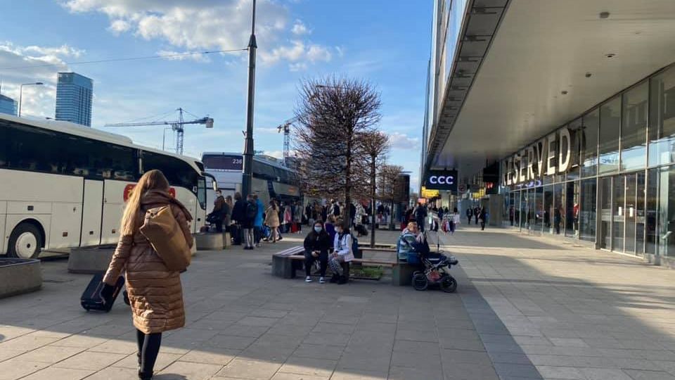 Wielkanoc 2021. Tłumy pasażerów przy autobusach, nie wszyscy pojadą