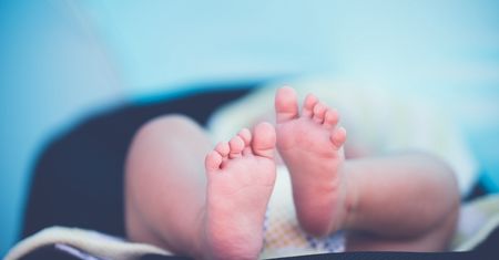 13-latka urodziła na wycieczce szkolnej. Co dalej z jej synkiem?