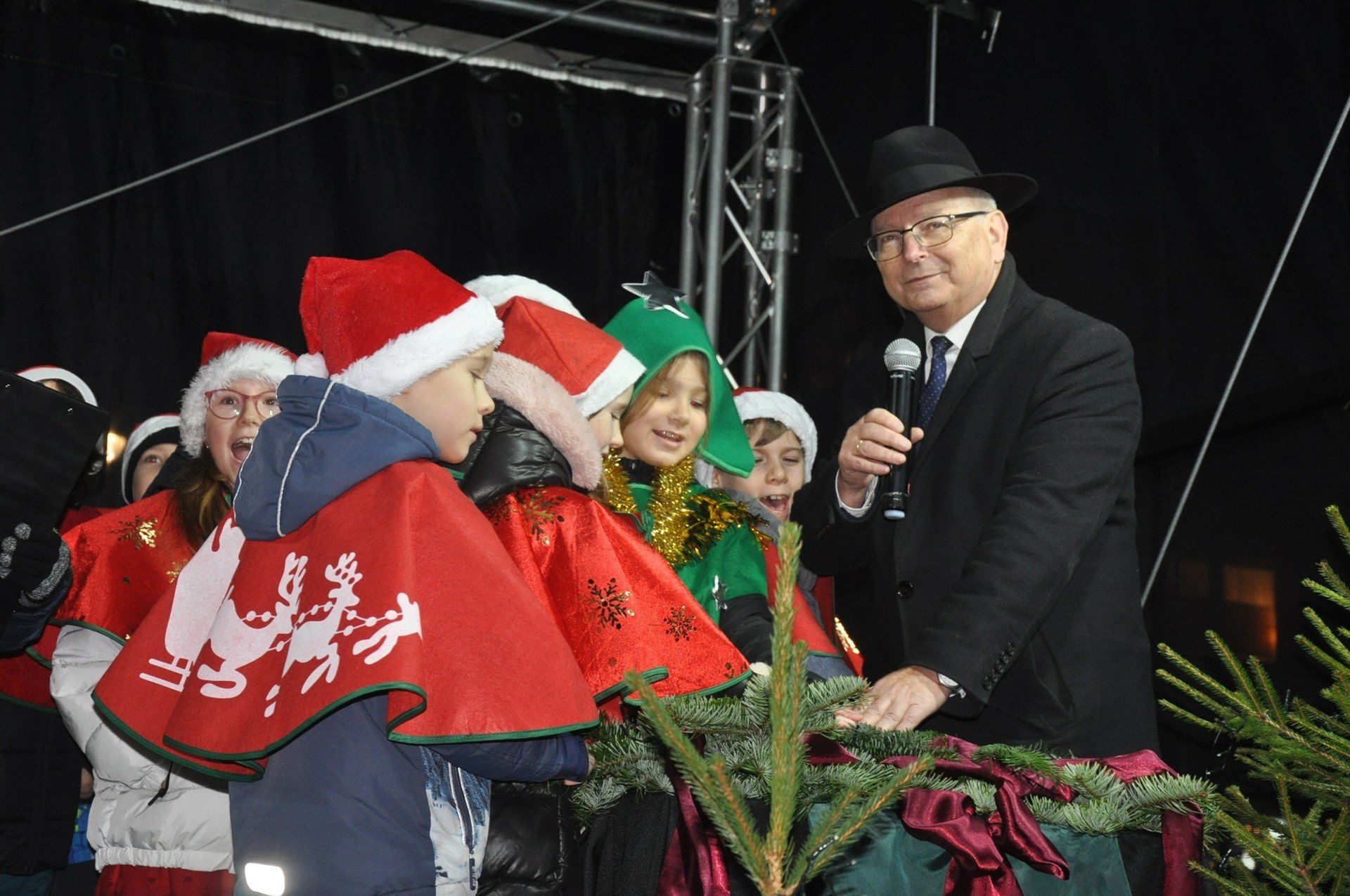 Burmistrz Krzysztof Obratański wraz z pomocnikami zapalili światełka na miejskiej choince.
