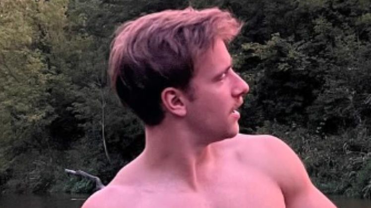 Macie Musiał pręży klatę w rzece