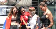 Fani Djokovicia protestują w Australii. Niezaszczepiony tenisista czeka na decyzję sądu