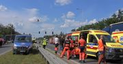 Zderzenie autobusu z ciężarówką pod Warszawą. Jedna osoba nie żyje, kilkoro jest rannych