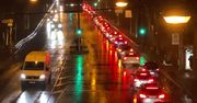 Samochodowy protest przeciwników obostrzeń w Stuttgarcie