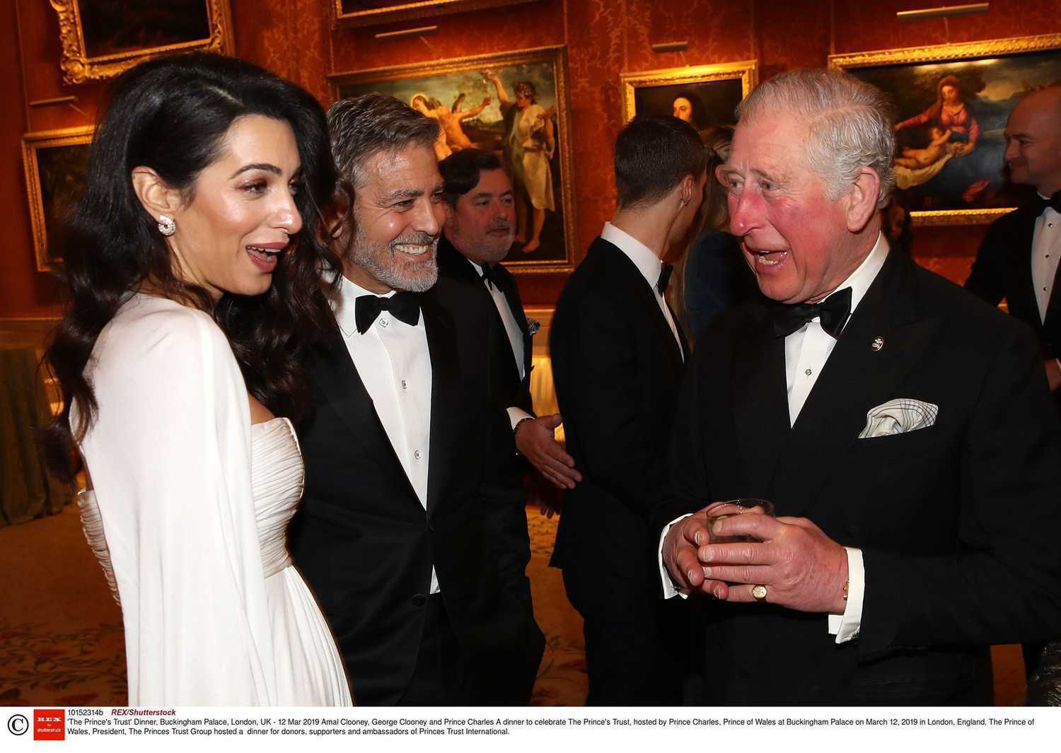 Amal Clooney i George Clooney na przyjęciu księcia Karola w pałacu Buckingham