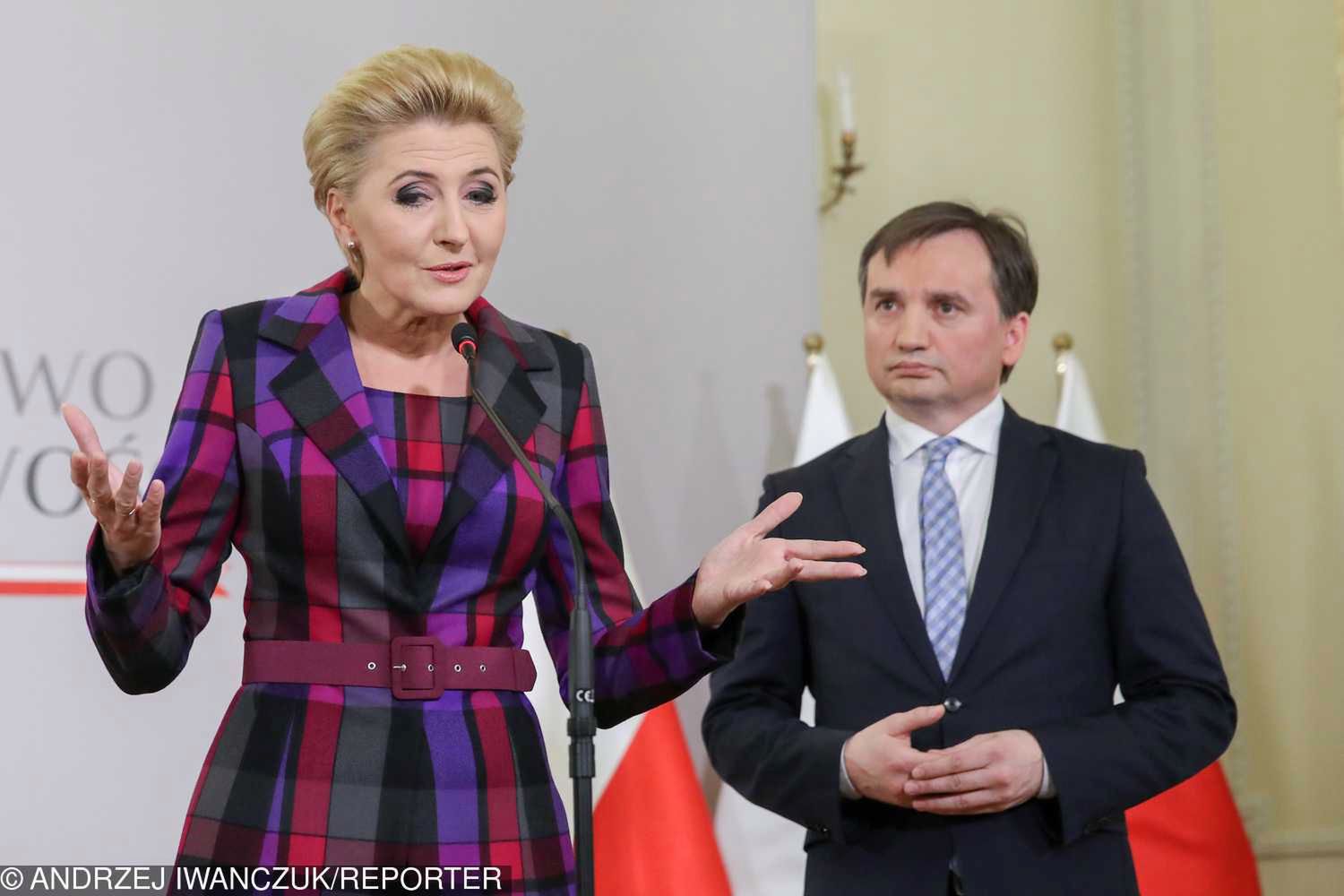 Agata Duda w kolorowej garsonce objęła honorowy patronat nad budową kliniki Budzik