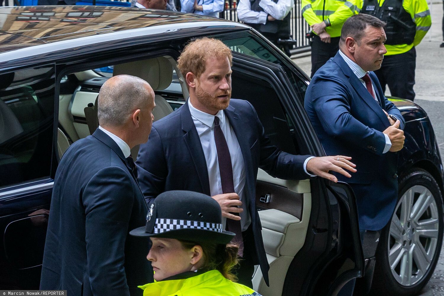 Książę Harry przed budynkiem sądu w Londynie  zdj. East News