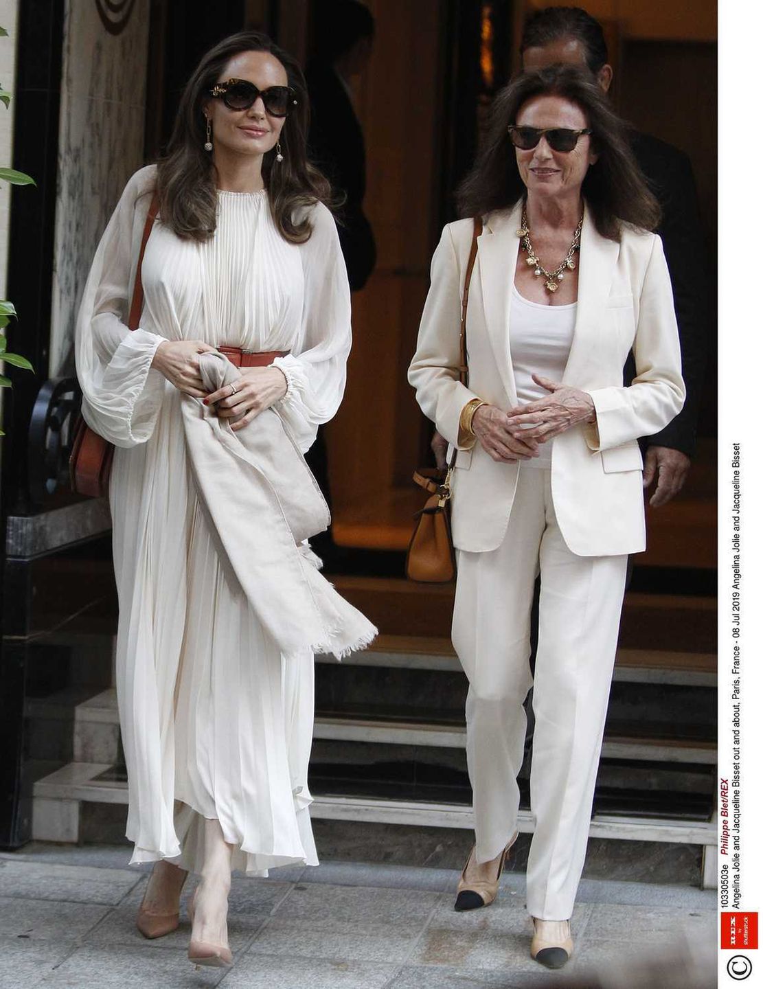 Angelina Jolie bez stanika na ulicach Paryża po sesji zdjęciowej