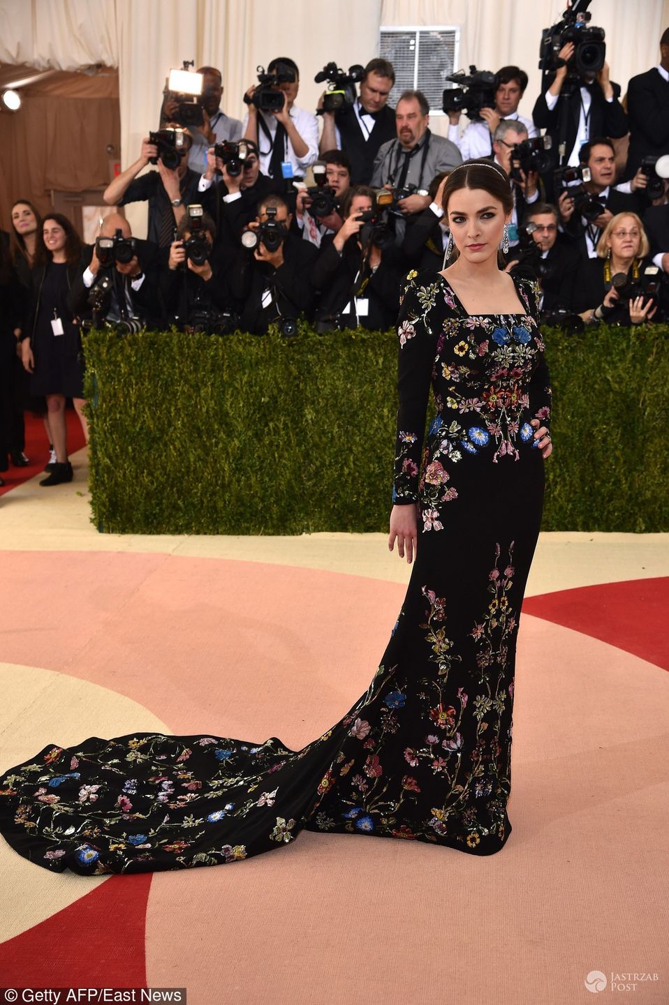 Bee Shaffer w sukni Alexandra McQueena na MET Gala 2016 zdjęcia stylizacji fot. East News