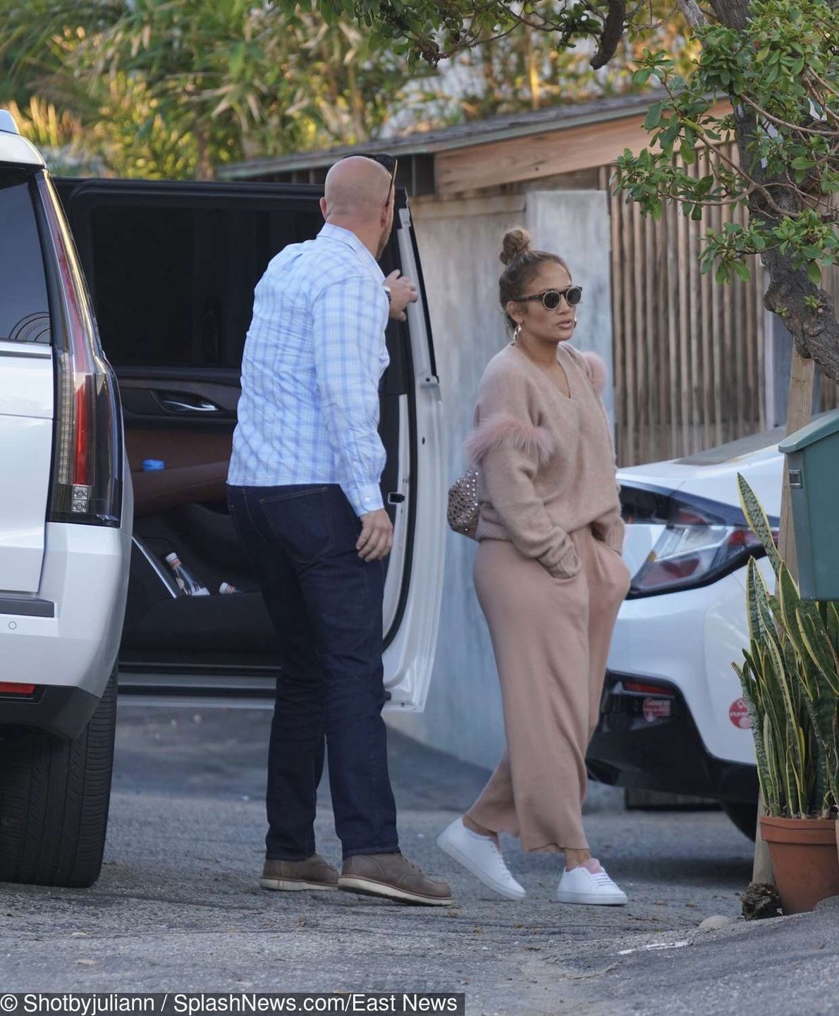 Jennifer Lopez w pudrowym dresie