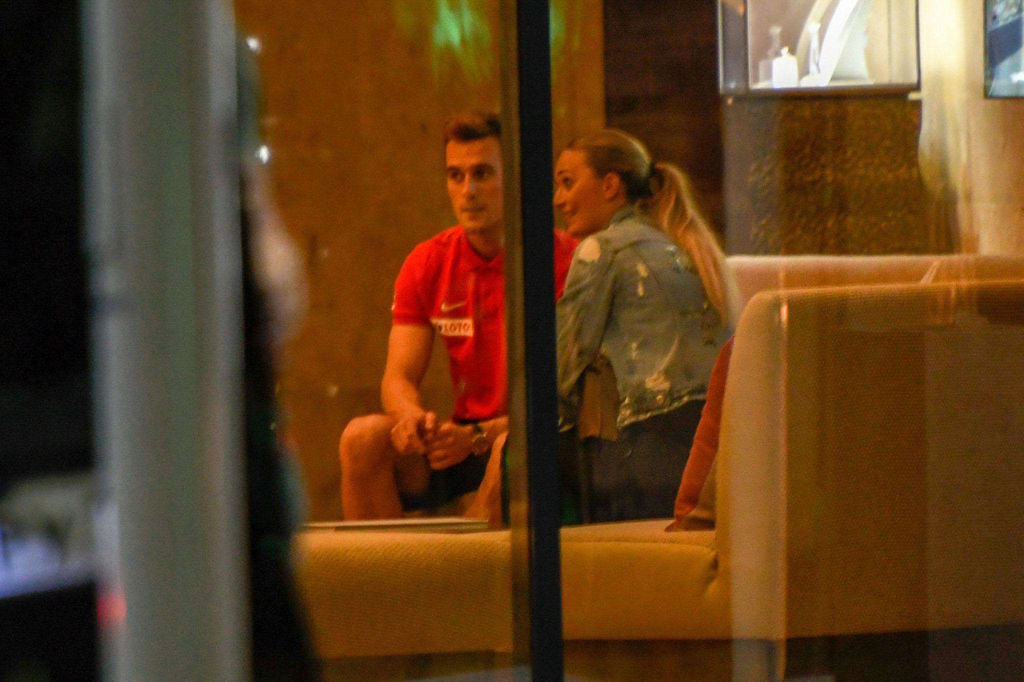 Jessica Ziółek i Arkadiusz Milik całują się w hotelu przed meczem Polska-Japonia na Mundialu