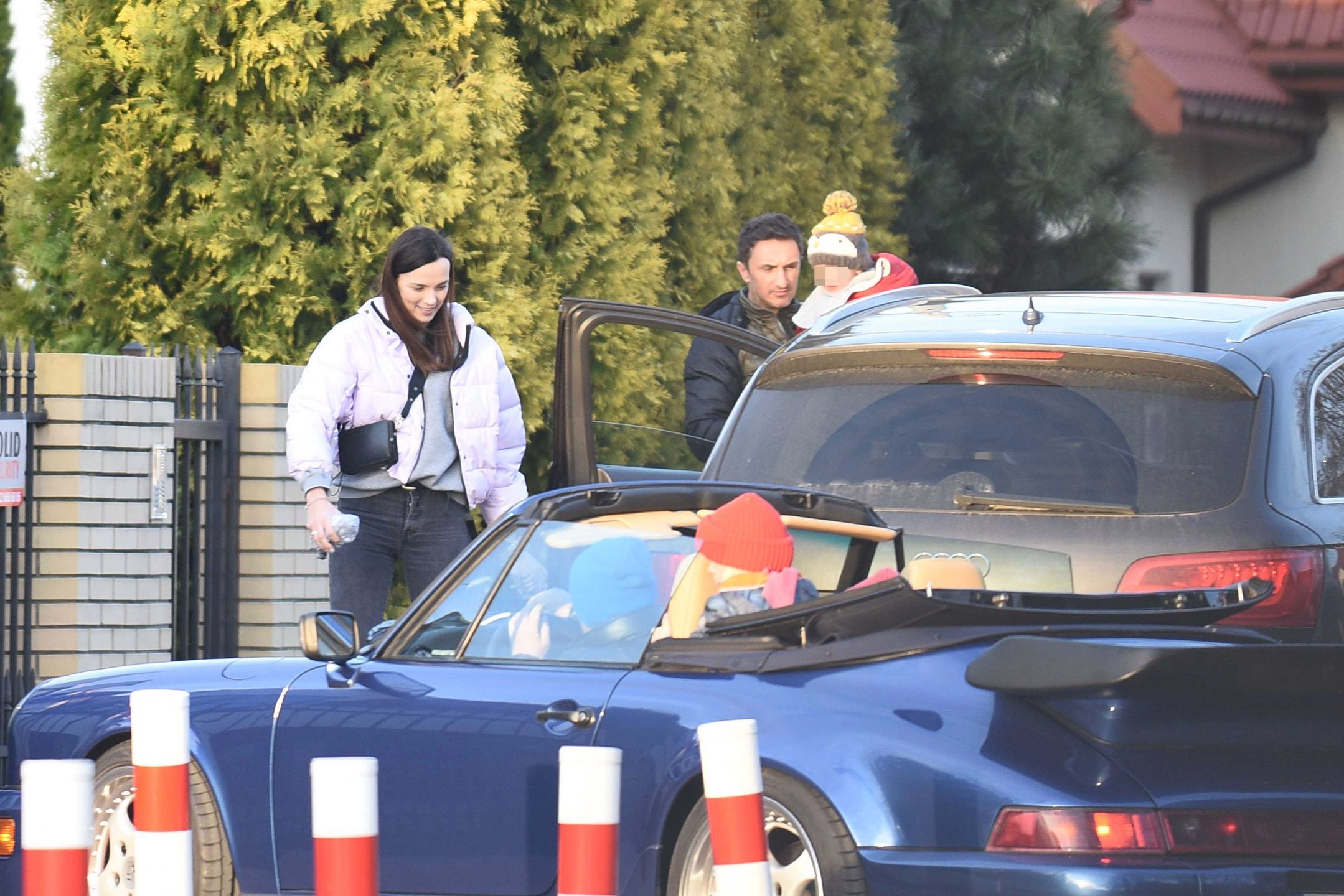 Paulina Krupińska i Sebastian Karpiel-Bułecka odbierają dzieci ze szkoły
