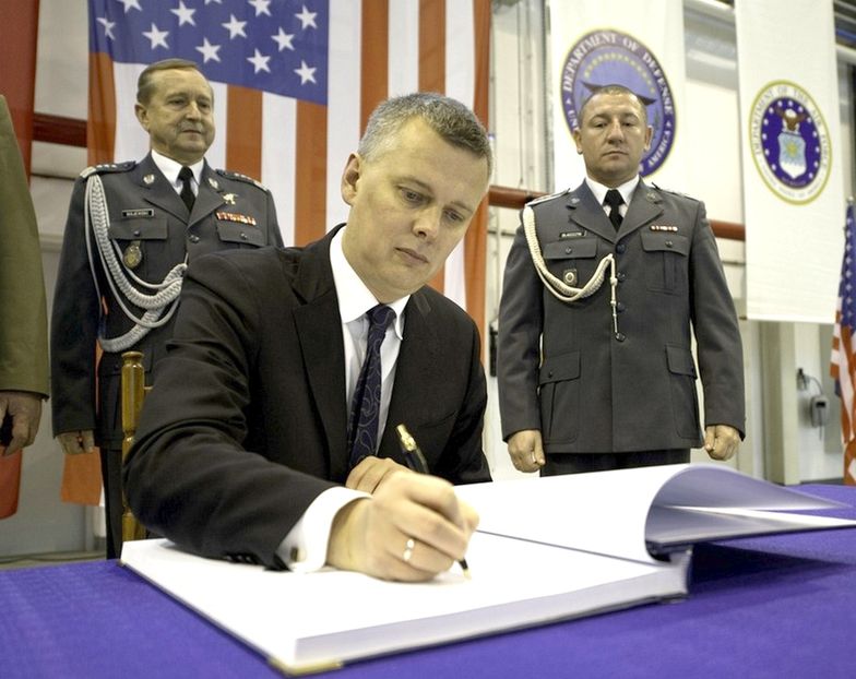 Szef MON Tomasz Siemoniak podczas spotkania z amerykańskimi oficerami w</br>bazie lotniczej w Łasku, 2012 rok