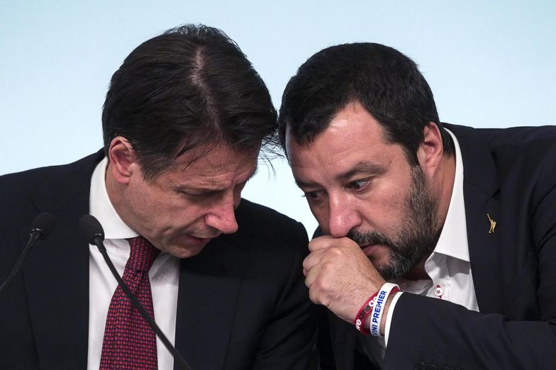Premier Giuseppe Conte i szef MSW Matteo Salvini podczas konferencji prasowej 20 października.