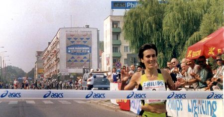Małgorzata Sobańska na medalu Półmaratonu Signify Piła!