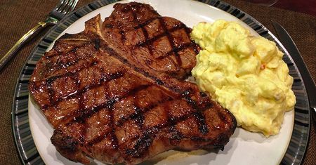 Grillowany rostbef wołowy T-bone (mięso i tłuszcz, III klasa mięsa)