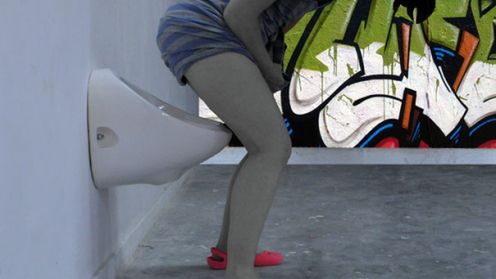 Czy kobieta może korzystać z pisuaru? 1