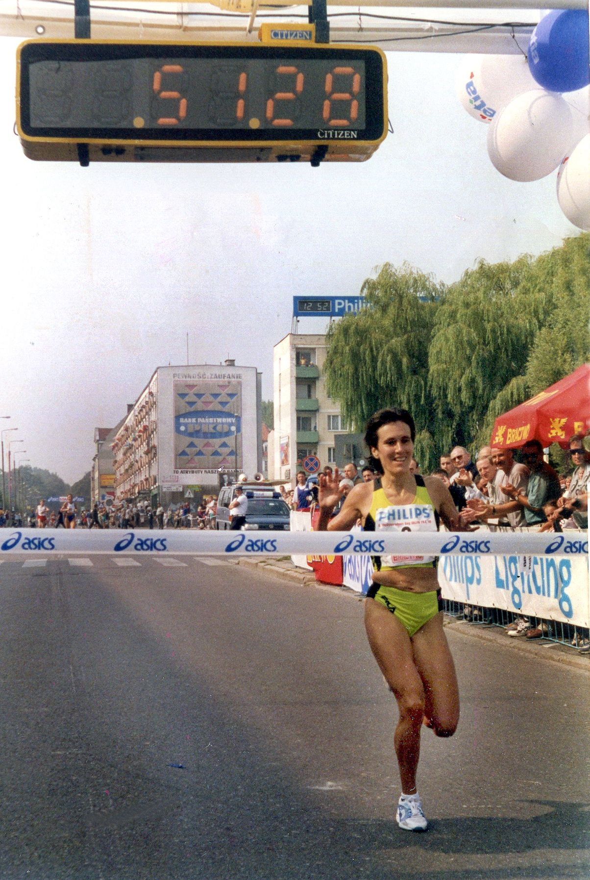 Małgorzata Sobańska na medalu Półmaratonu Signify Piła!