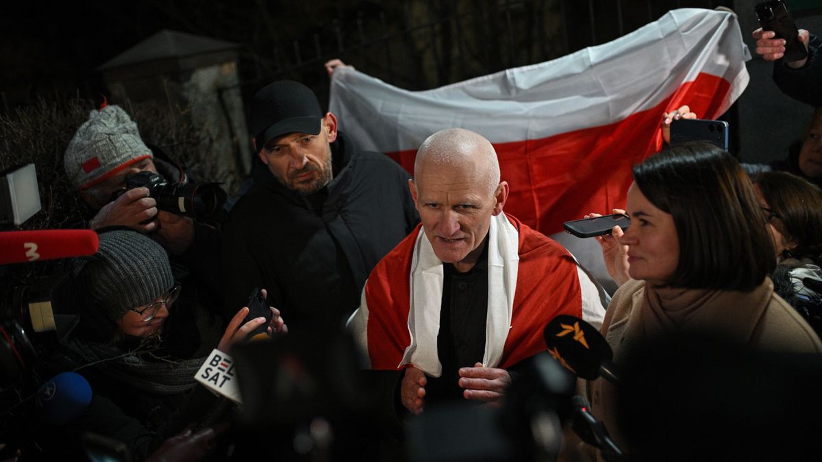 Aleś Bialacki przed Ambasadą Amerykańską w Wilnie