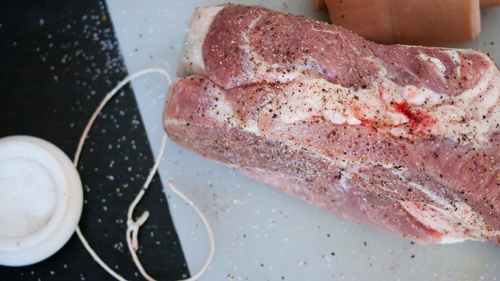 Surowa karkówka wieprzowa (mięso i tłuszcz)