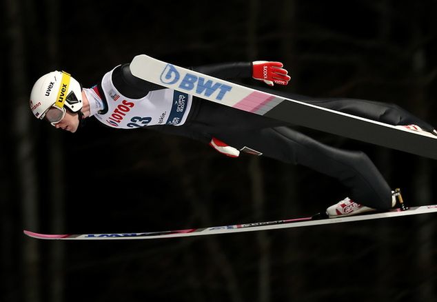 Na zdjęciu Rosjanin Jewgienij Klimow podczas skoku kwalifikacyjnego w Wiśle. Fot. PAP/Grzegorz Momot