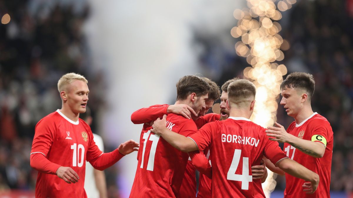 Getty Images / MAXIM SHIPENKOV / Na zdjęciu: Reprezentacja Rosji w meczu z Serbia