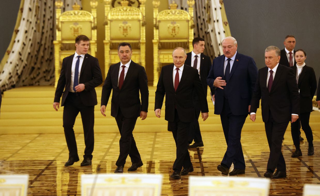 "Skręcił im ręce". Wskazał symbol siły Putina