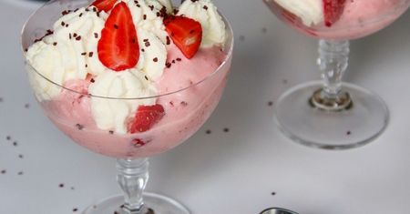 Przepis na sorbet truskawkowo-bananowy bez cukru. Niskokaloryczny deser