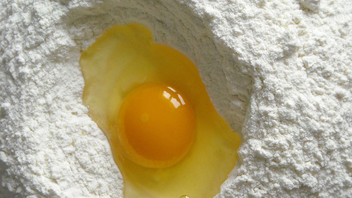 Biała mąka pszenna z dodatkiem środków spulchniających (wzbogacona)