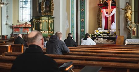Polacy odwracają się od Kościoła? "Najniższy odsetek w historii"