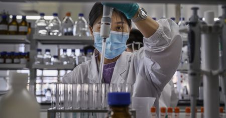 Koronawirus powstał w laboratorium? Dwaj czołowi naukowcy nie mają złudzeń