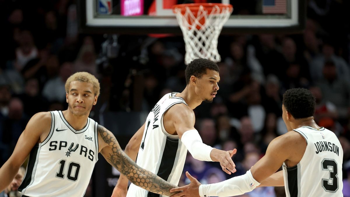 Getty Images / Steph Chambers / Na zdjęciu: Koszykarze San Antonio Spurs.