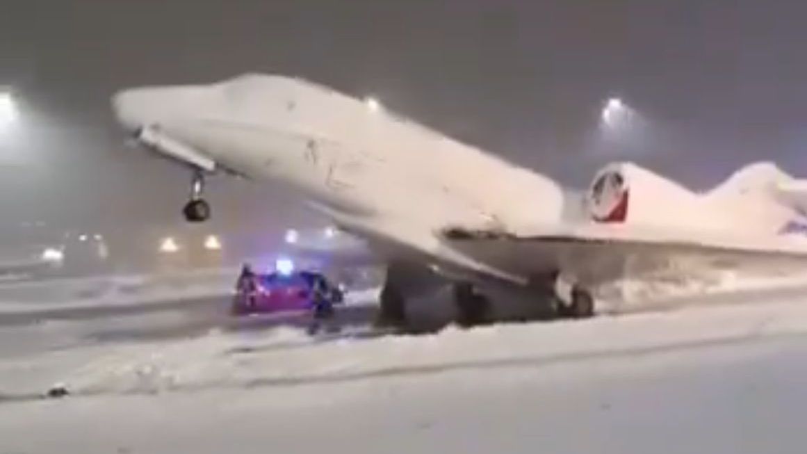 Samolot przymarzł do płyty lotniska. Jest wideo 