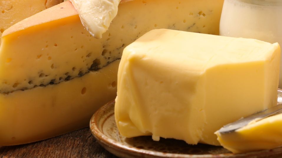 Każdy marzy o długim i zdrowym życiu. Jest na to metoda: jedz ser i masło (WIDEO)